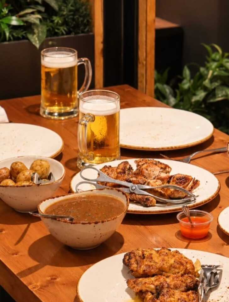 A mesa na Casa dos Frangos de Moscavide: frango, batatas, arroz e imperial