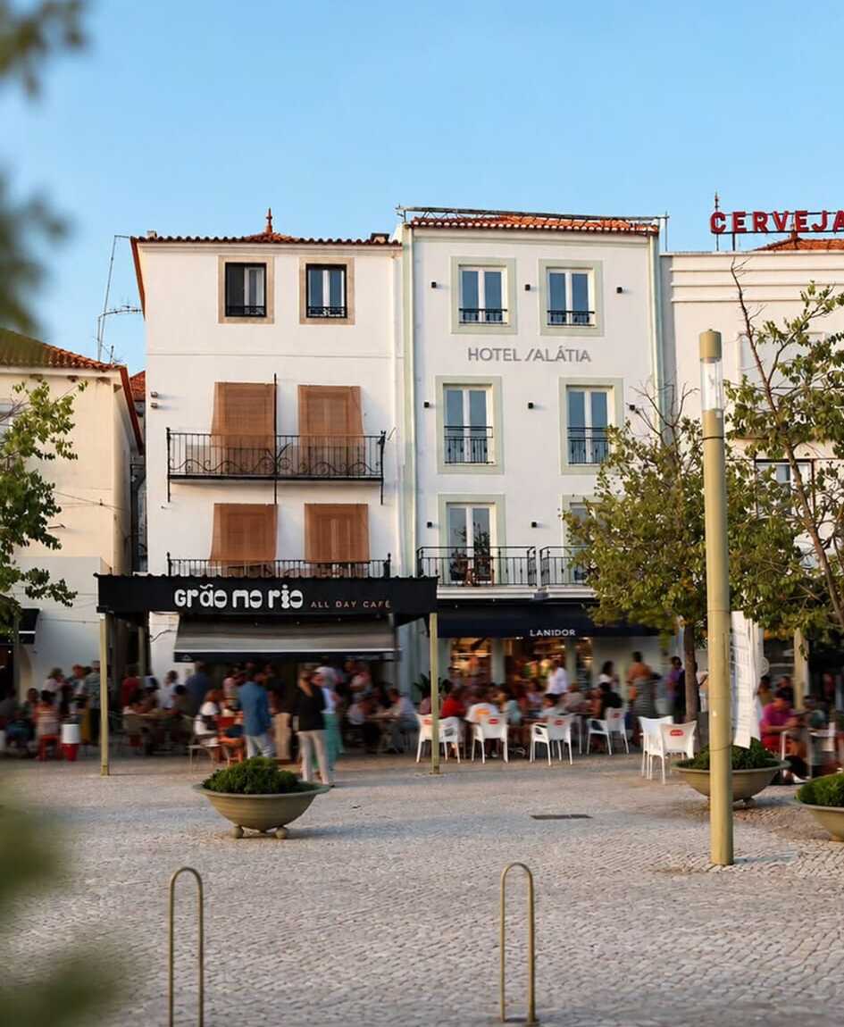 O Grão no Rio na praça, com o Hotel Salátia por cima
